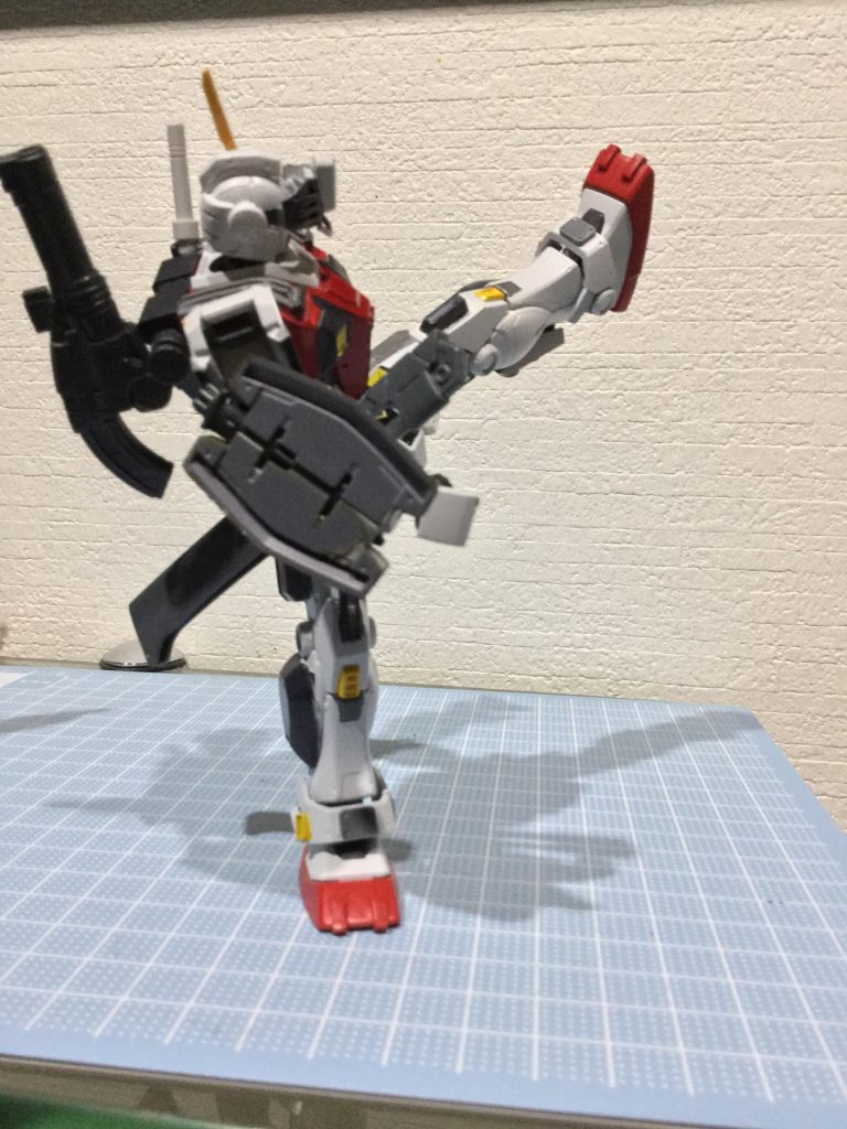 足のつま先に強硬なツメを追加。脚部に追加したバーニアとスラスターにより素速い足技を使用する事が可能になった。