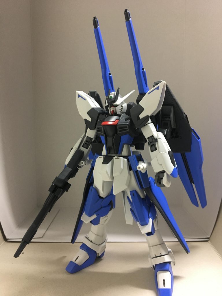 前:胴体はフリーダム、腰はAGEⅡの腰を主体にフリーダムのフロントアーマーを移植し、左右のサイドアーマーもAGEⅡの物に旧HGのストフリの羽の一部を切り離し穴を開け移植し製作。
肩はビルドストライクのを腕はアメイジングストライクフリーダムのを採用しています。