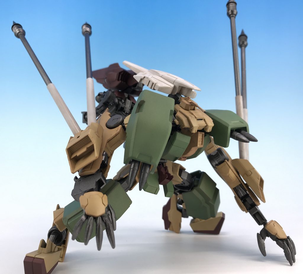 両腕には、なんか長い棒がくっついています。
あと、プロポーションバランスをかなり崩しています。肩幅とか腕の長さとか。
おかげで普通のMSの頭を乗せても違和感しか無くなっちゃったので、ワーカーを乗っけるハメになったのでした。