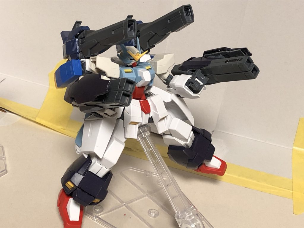 フルバースト。この場合は反動を抑える為にスラスターとGNドライヴを後ろに向け噴射しながら行う。ビーム砲のサイズはツインサテライトキャノンよりふた回り小さいくらいのイメージ