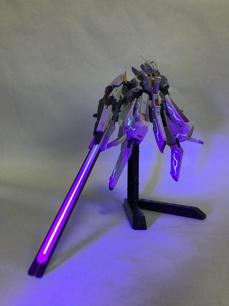 一番やりたかったのがこれです。
エナジーラインを意識した蛍光塗料による墨入れです。