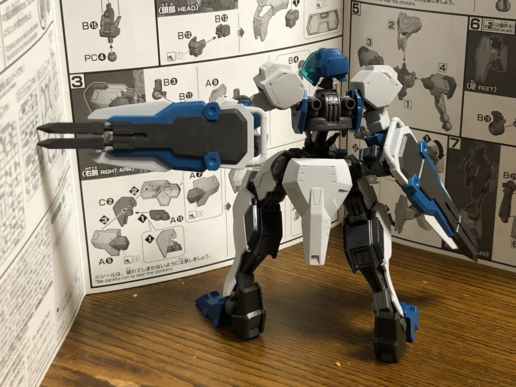 パイルシールド
クローシールドを改造し、小型のパイルバンカーを搭載したシールド
防御にも使えるがパイルを用いた近接戦闘もこなせる