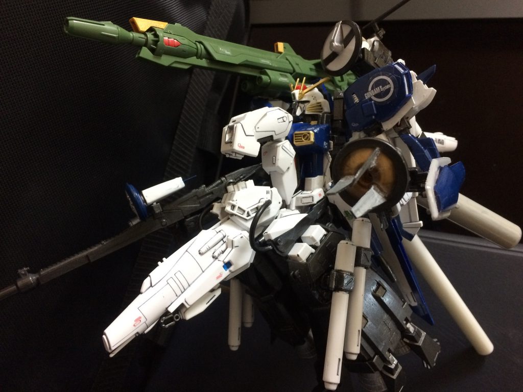 機体解説
型式番号MSA-0011(04)[Bst] PLAN 304E
本来はSガンダムの強化プランの一つである。（型式番号：MSA-0011［Bst］PLAN 303E）
巡洋艦アーガマに搭載された主砲と同じ型の艦載ビームカノンを装備。その名の示す通り、莫大な加速力で敵陣深くに突入し、戦艦の主砲で一点突破（一撃離脱）を図るという強襲型のコンセプトである。Iフィールドジェネレーターをコクピット前面に配置して操縦士の生存性を高めているものの、実現には天文学的な予算(MGモデルで21,600円！ちょっと高すぎて私には手が出せませんっ！)が必要であることや、旋回性能などMSとしての機動性についてシミュレーション上で十分な性能が得られなかったことが災いし、結果としてMS単位での必要性が疑問視され、机上プランのみで終わっている。