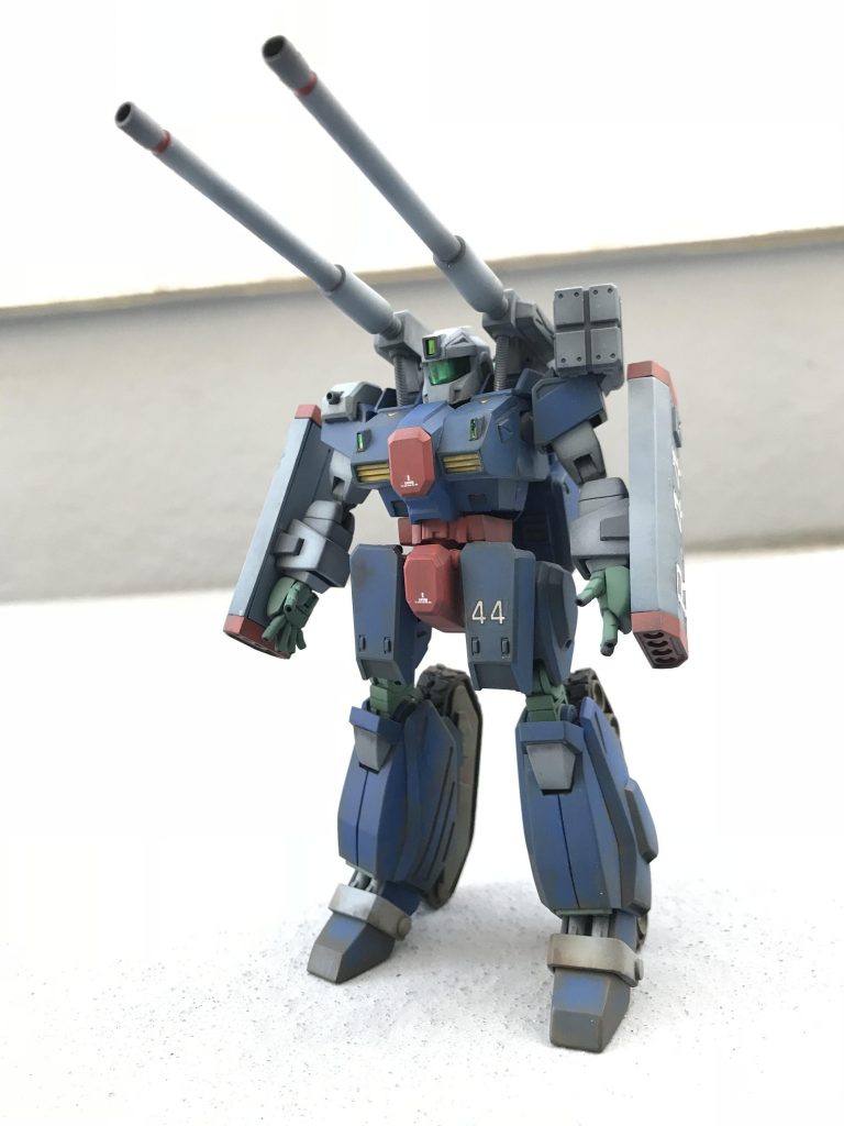 頭部のディテールは減らしてシンプルにし、腹部を伸ばしてバランスを変えました。手首はビルドナックルズの指先を切って穴開け、両肩に武器を追加しました。