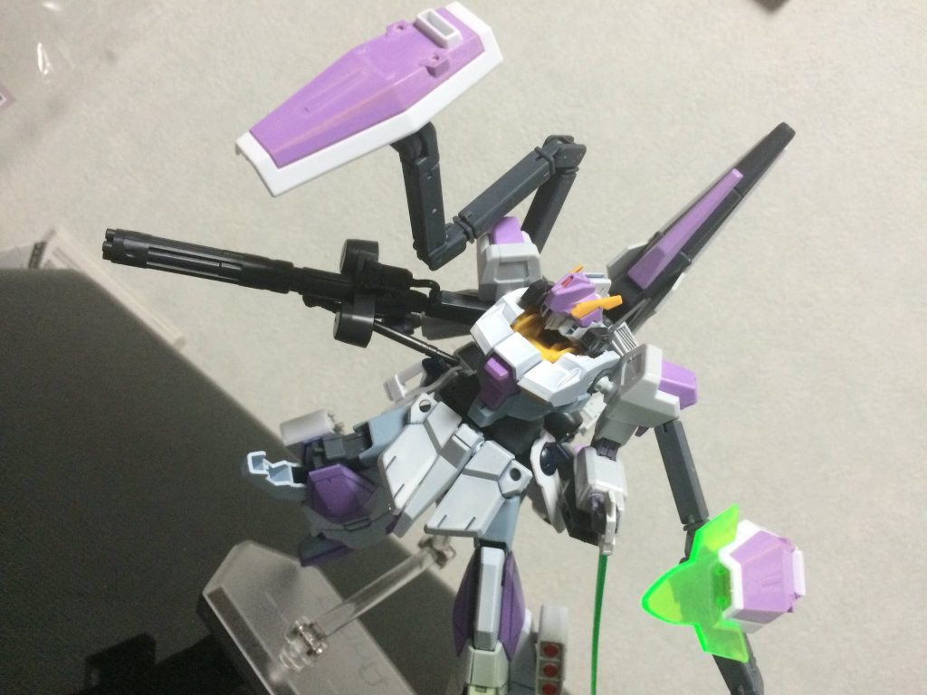 バックパックのシールドアームはフレキシブルに可動!防御は勿論、シールドの先にビーム刃を発生させて攻撃にも使えます。