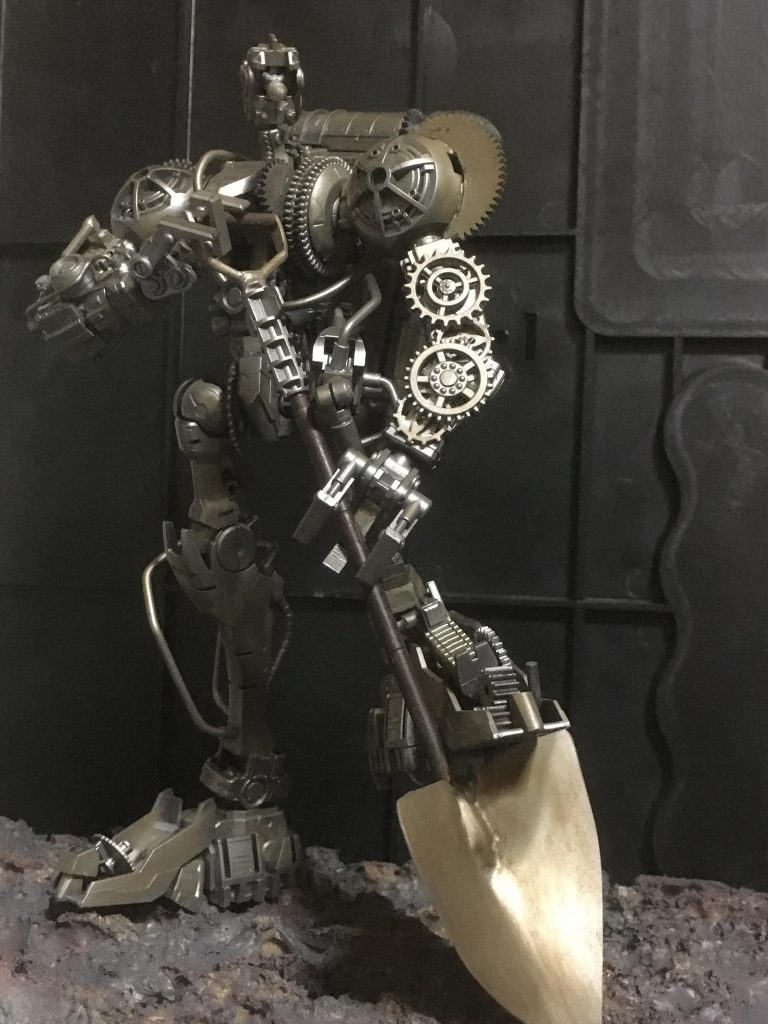 スコップを使った作業が出来るくらいには動かすことができます。