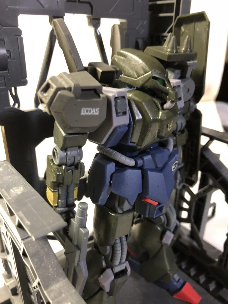 左    今回は鹵獲機と言う設定なのでシールドをなくしてマウントできず、肩の装甲がなくガラ空きなためエコーズジェガンの肩装甲を流用してます