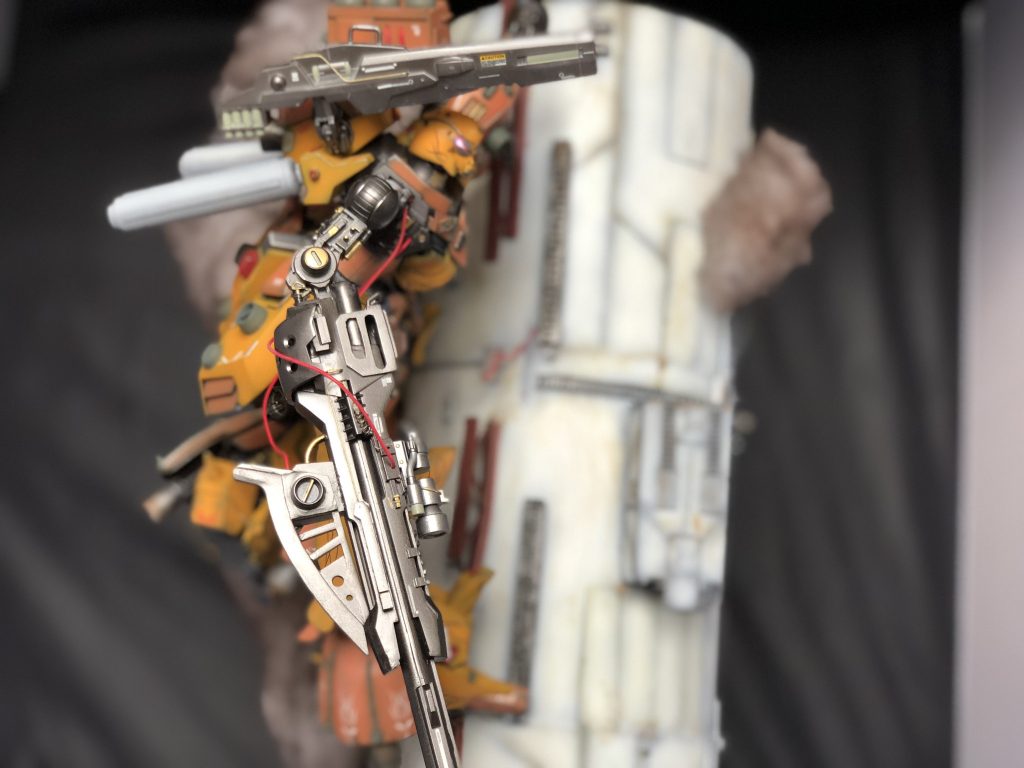 試作の兵器を組み込まれた右腕。バーチャロンカラーのフレームメタリック(?)を吹いてあります。