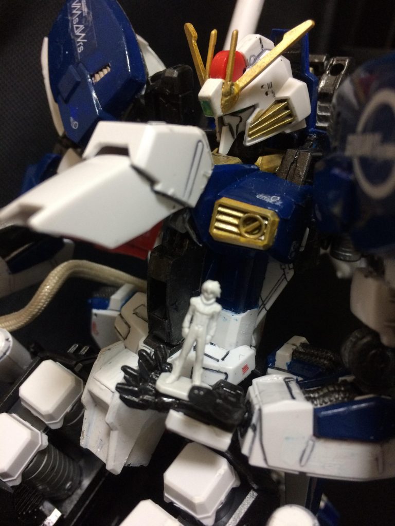 コクピットハッチオープン!
1/144のキラさんと。
コクピット狭そうですね。