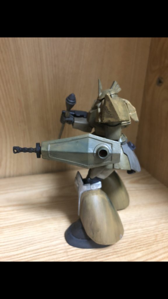 腰にシュツルムファウスト、背中にオリジンザクIIのバズーカを付けられます。改造しなくても付けられたのでラッキーでした。ポージング下手くそだなぁ。