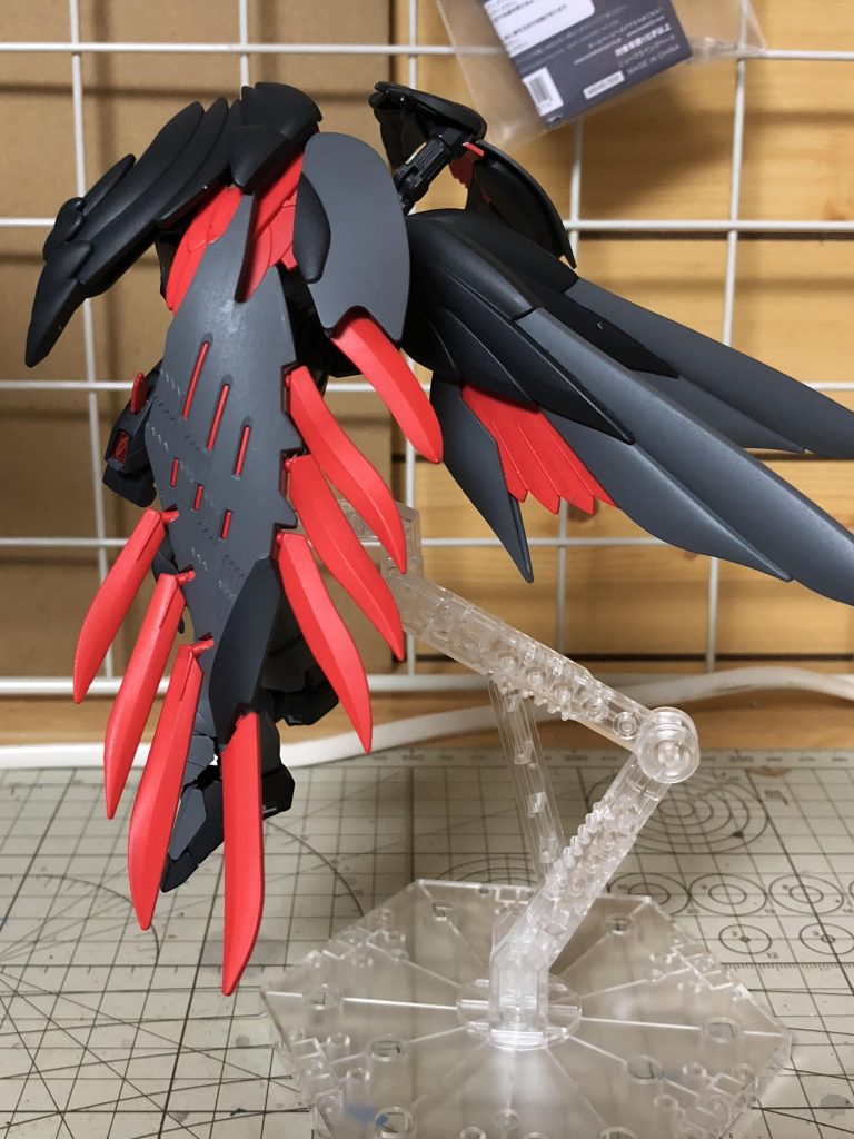 赤を入れたらいい感じになりました笑
両肩の丸パーツをビルダーパーツから持ってきた以外は塗装のみです。