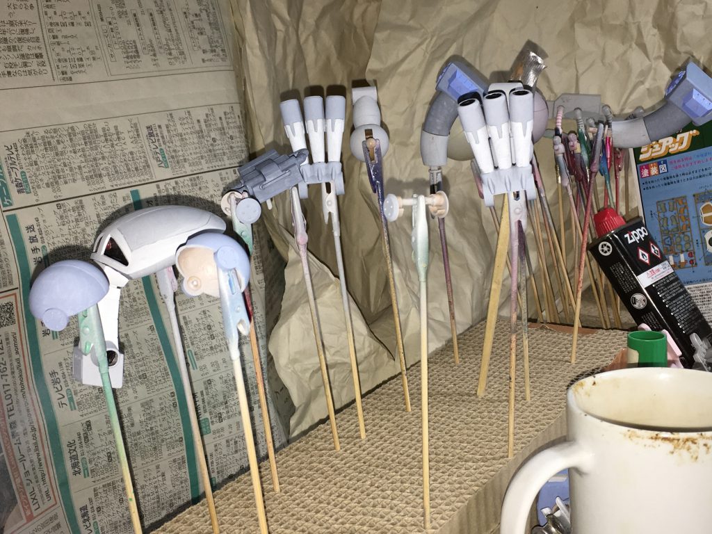 つや消しからのアクリルガッシュでの塗装。
なかなか乗りにくく苦労しました。
そして、ブルーでウェザリング。
そして、つや消しトップコートを2度にわたり吹きました。