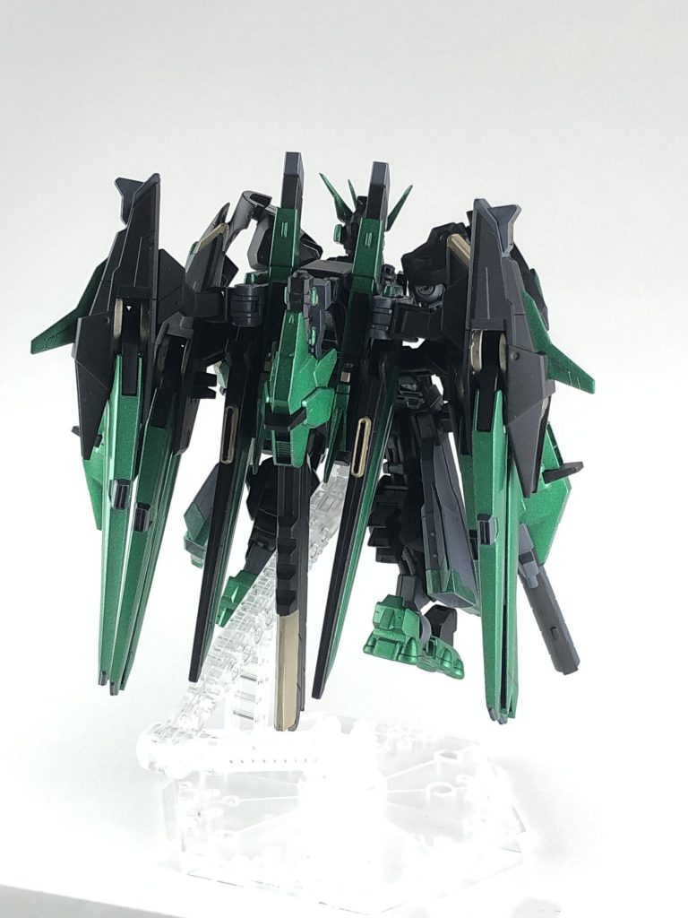 背面。初期案はバインダーを全てバックパックに付けていたのですが重量と可動域が気に入らなかったので、リアスカートにバインダーを2つ付け直しました。