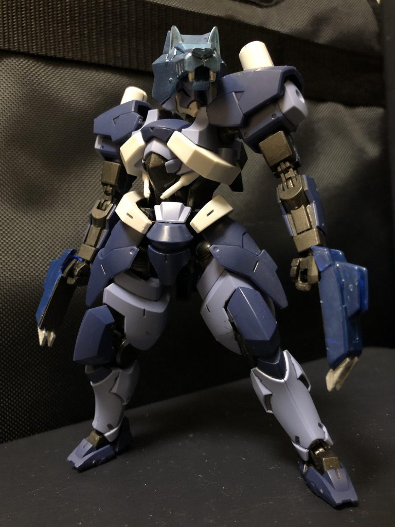 錬狼「まずは俺からだな。パイロットである俺の名は崋山(カザン)だ!このイカしたMSは錬狼(Lian-lang)だ!コイツはなあ...」
oyz「はい、鉄血でおなじみ百錬の頭部にジーエンアルトロンの余った狼の頭部をくっつけてみました。
両手のクローはSガンダムの肩パーツから。
百錬は800円、その他余剰パーツで構成された、とっても低予算のMSでございます〜(・∀・)
ちなみにここからは、レビューはパイロットの名前を使わせて頂きます〜。」