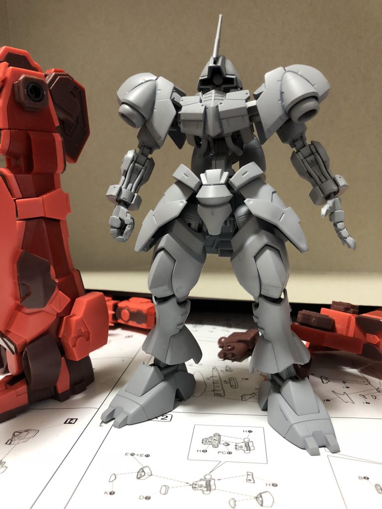 サフ状態。この段階ではまだ違和感が少しありますね。
後、隣の赤い脚は気にしないで下さい^_^;