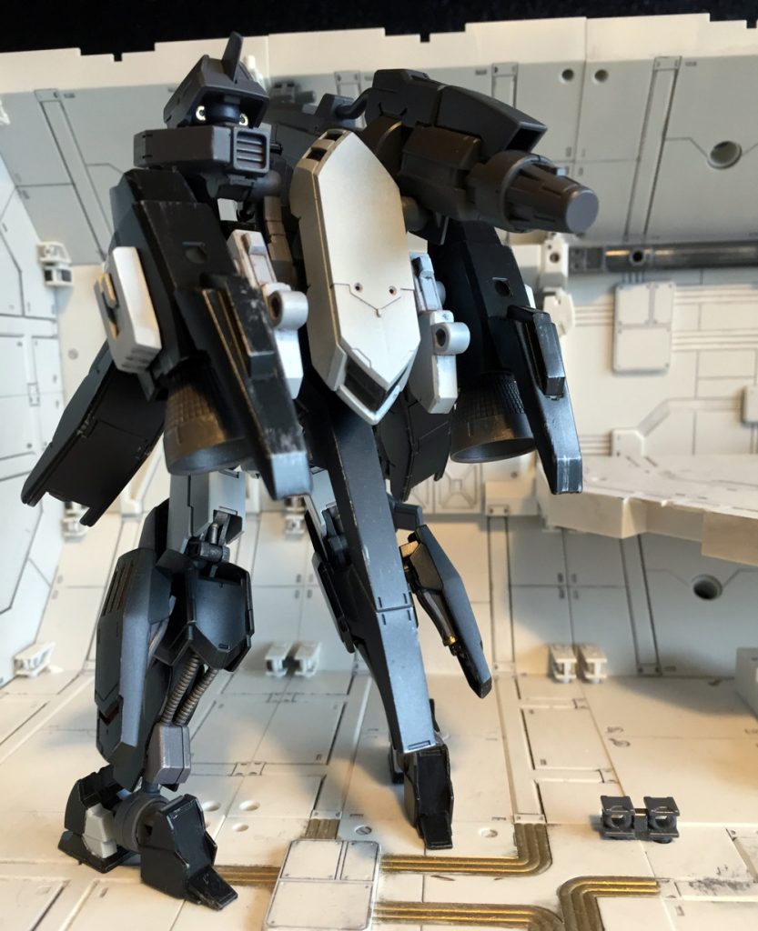 ■武装
超長距離射撃用高出力レールガン
光学センサー増設型120mmライフル
サイドアーマー内蔵ハンドグレネード

原型機では二門あったレールガンを一門とし、２基のリアクターの出力を集中させることで射程と威力を増し開放型砲身のレールガンに換装されているのが大きな特徴である。
レールガンが撤去されたバックパック左側には複合センサーユニットを搭載し、精密な遠距離射撃能力を維持している。

バックパックは大型の熱相転移スラスターに換装され、脚部へもスラスターの追加が行われているが、重量増加への対応と射撃の反動を抑える事が主目的である。機動性が高いとは言えないため、運用時は撹乱役を担う僚機との連携を前提としている。
その他、ツインリアクターの出力をレールガンの射撃に活かすために、放熱性能の向上など各部に調整が加えられている。