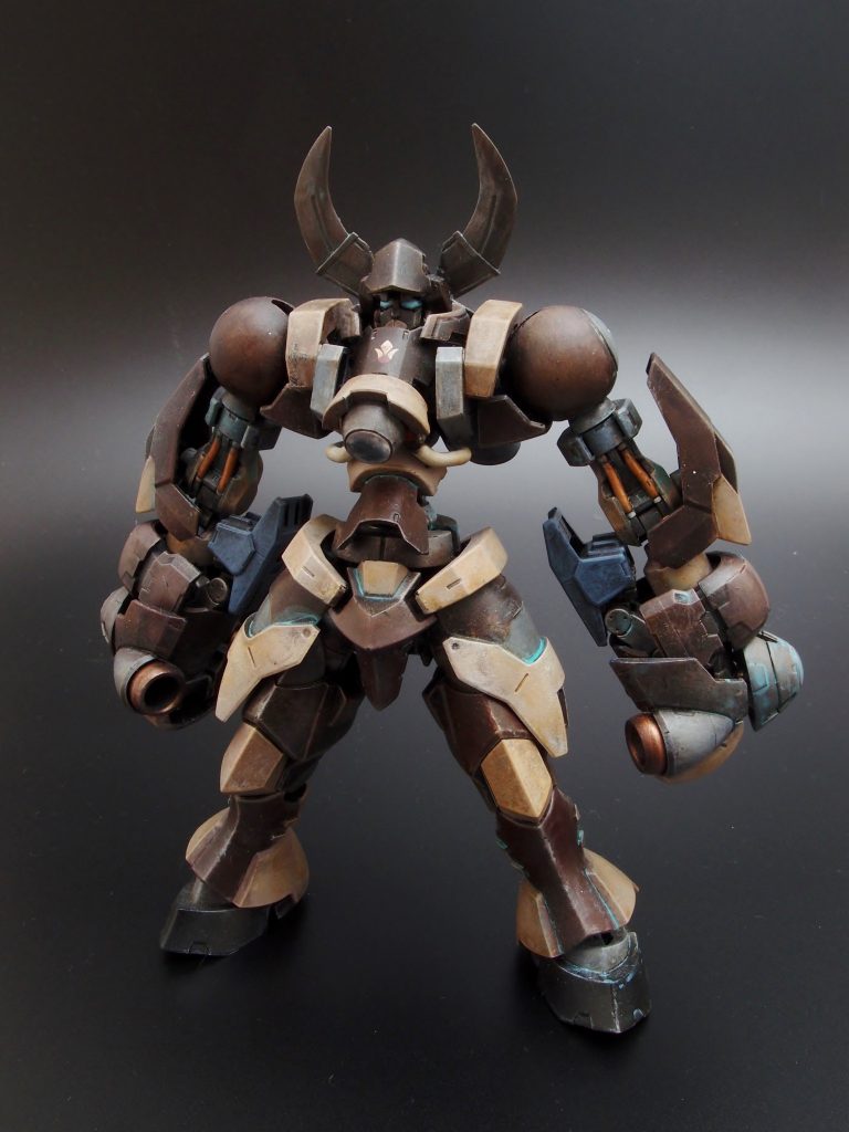 マクギリス事件より数世紀のちの火星で建造されたミキシング・ビルドMS。
各地で再起動が相次ぐMAの討伐などを請け負う流れ者”渡り鳥”集団のリーダー(年若い女性)が乗機としている。