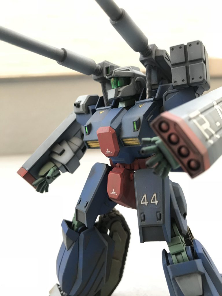 額のカメラと胸に付けたセンサーにはメタリックシールを貼っています。腰にはボールジョイントを仕込んでS字立ちもできるように。