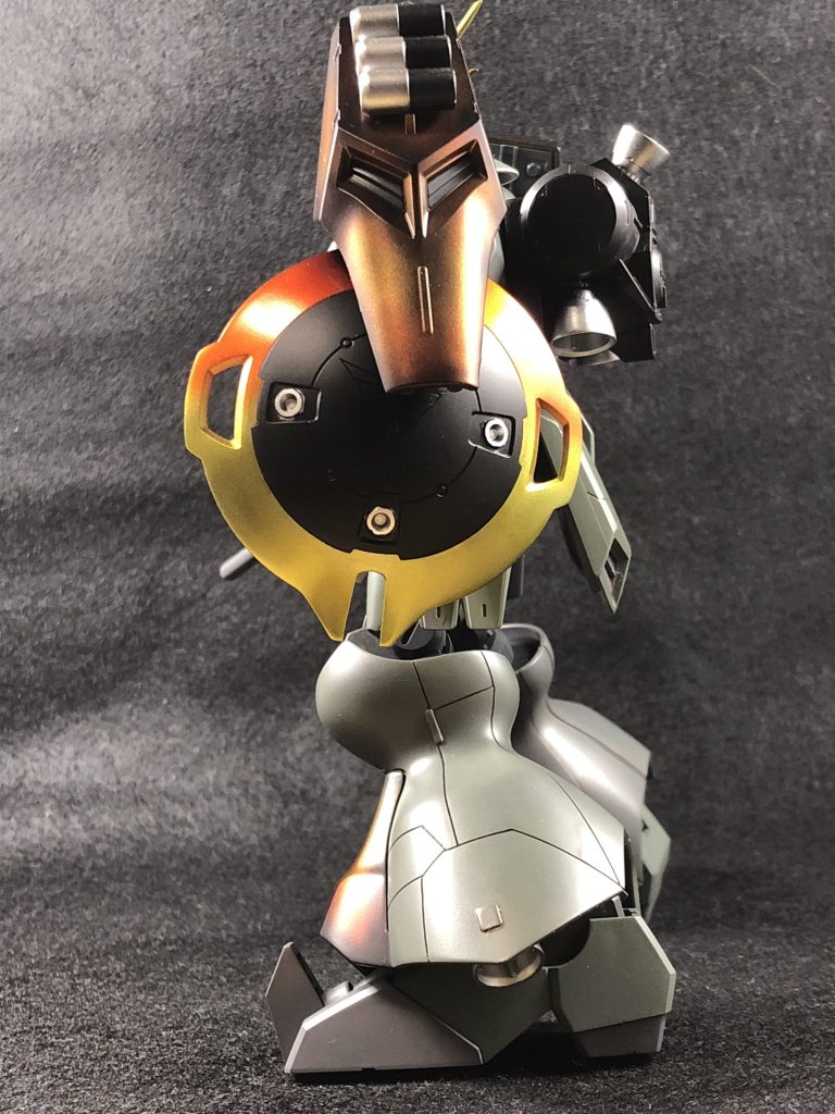 シールドにはクリアブラック、マットブラックは重ねていません。