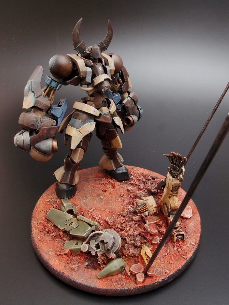 無人の荒野となったクリュセを探索中、大規模なMS戦の痕跡を発見する。
その時、地中からMAとは別の巨大な「何か」が迫る…!