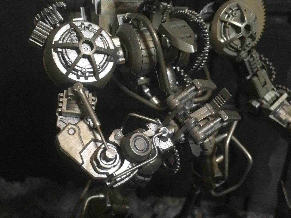 右腕に稼働するシリンダーを設置して可動域を保ちながらもスチームパンク要素を入れることが成功しました。