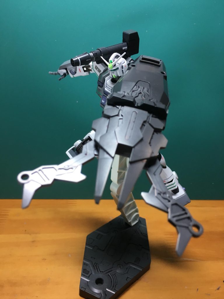 　シールド装備用の前腕アーマーは一応3mm軸で、アーマーも取り外せばフレームの丸穴が出てきます。手持ちのコレクションから、システムウェポン005の角型シールドを使用。