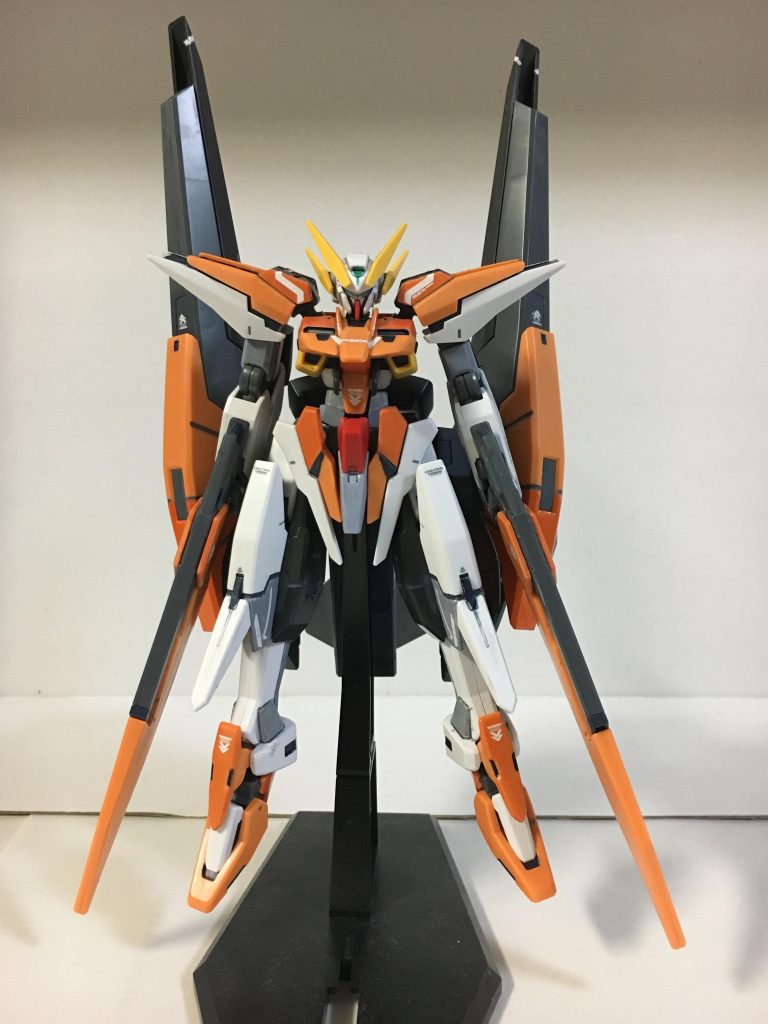 ガンダムマーカーで部分塗装とオリジナル配置でデカールを貼りました。