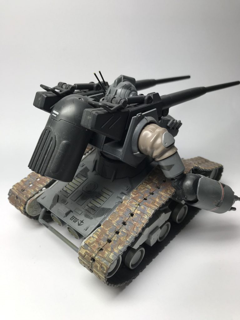 正面&背面
主な改造はしていませんが、キャタピラのウェザリングや下のコクピット付近に人形のフィギュアを付けてみました笑