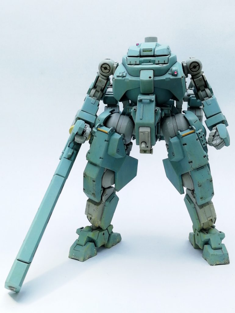 グリモレイルから材料分野とセンサー系の技術が発展したイメージ。
胸と頭と首後ろの筒の蛍光ピンクは光学式アクティブ防御ユニット。キュイっと動いてレーザーで迎撃。
股間と頭と首後ろの筒の緑はセンサーユニット。