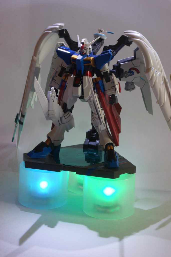 　まずは、長い設定をお読みいただいた方、ありがとうございます。以下、デスティニーガンダムスレイプニルはスレイプニル。デスティニーガンダムスレイプニル［アブソリュート］はアブソリュートと書いています。

　正面です。
　ウイングゼロEWの翼、膝に武器、腕に籠手(?)、ユニバーサルブーストポッド、二刀流、この形のアンテナと、僕が好きな要素を詰め込みました！詰め込みすぎるとカッコ悪いこともありますが、これはカッコいいのではと個人的におもっております...。
　カラーリングもパーソナルカラーである青、赤、白にして、黒を足してみました。青はスレイプニルとは色味を変えています。スレイプニルの特徴であった腰マントは、LBXアキレスの布マントがLBXアキレスⅡになってメカマントになったのを参考にしました。
　