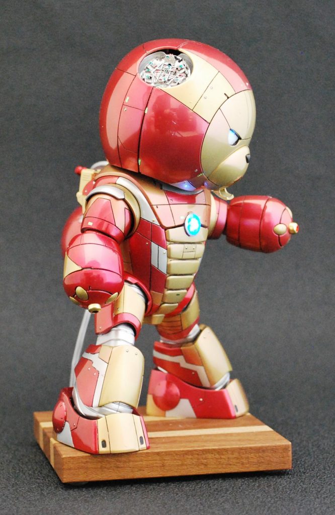 胸・手の平?・目・足裏に電飾を仕込んであります。