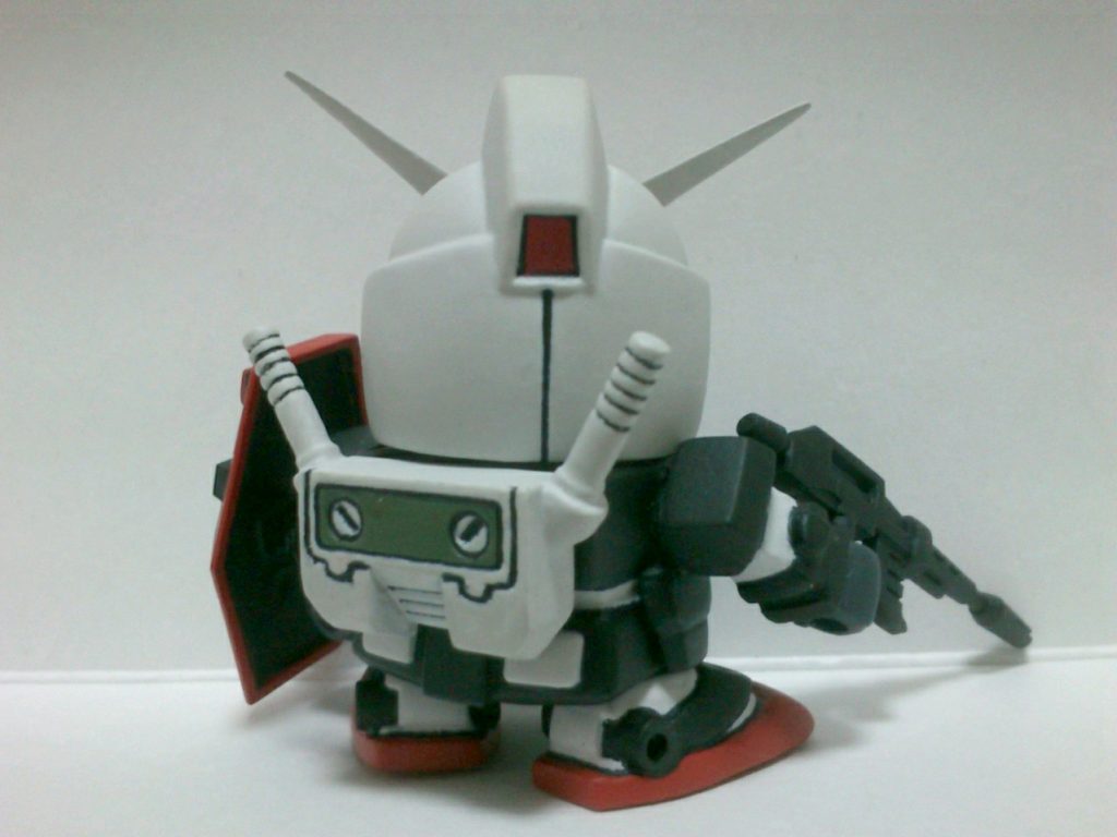 バックパックや前腕、足首のガード、ビームライフルに手を加えて形を再現しています。改造をまだあまり経験してない頃の物なので色々粗いです(^o^;)