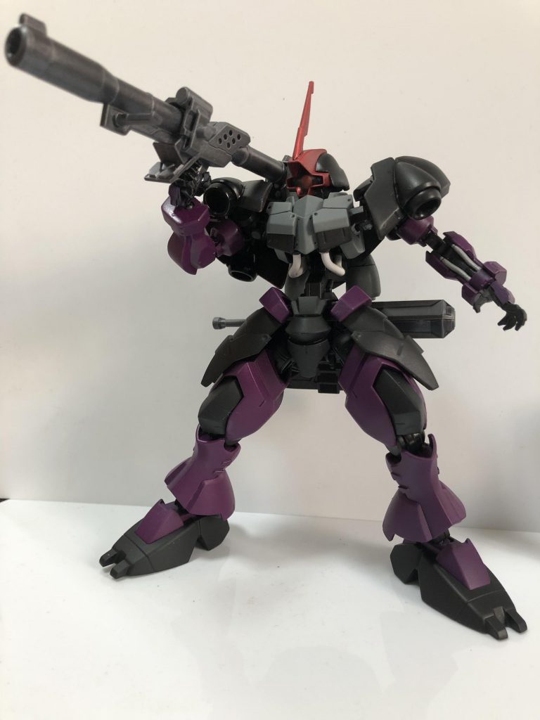 アクションポーズその1。ドムと言えばやっぱりバズーカですよね!