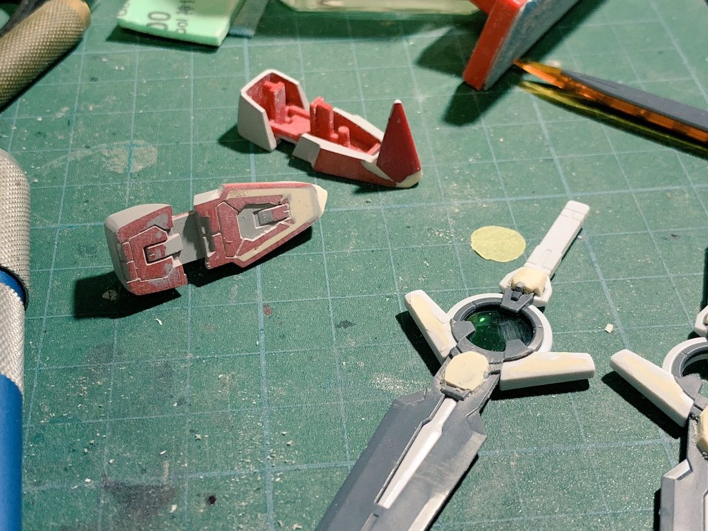 肉抜きをパテで埋めました。