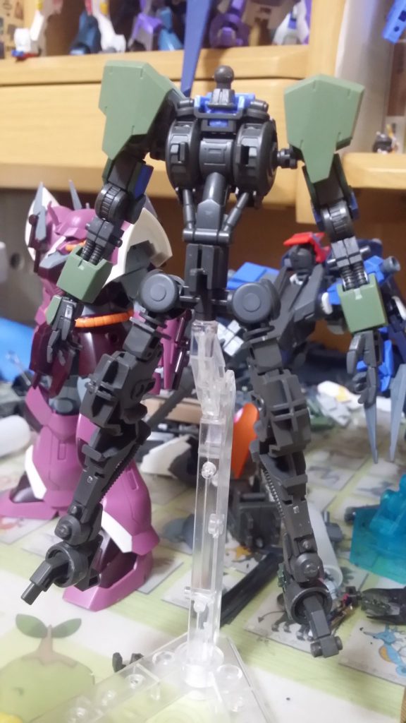 計画当初の写真。
元々旧GUNSTAさんのガンダム・フレームコンテストに投稿しようとしたもので、その時からずっと牛歩ながらも作っていました。
この頃から「同じガンダム・フレームのパーツを丸ごと流用しない、使っても削るなど加工をする」というテーマを決めていたので、時間がかかって投稿できませんでした。