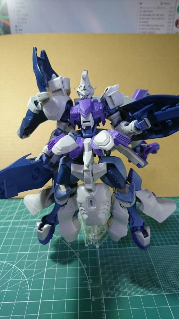 高軌道モードとして両足の装甲を左右に開き、バックパックも展開できます