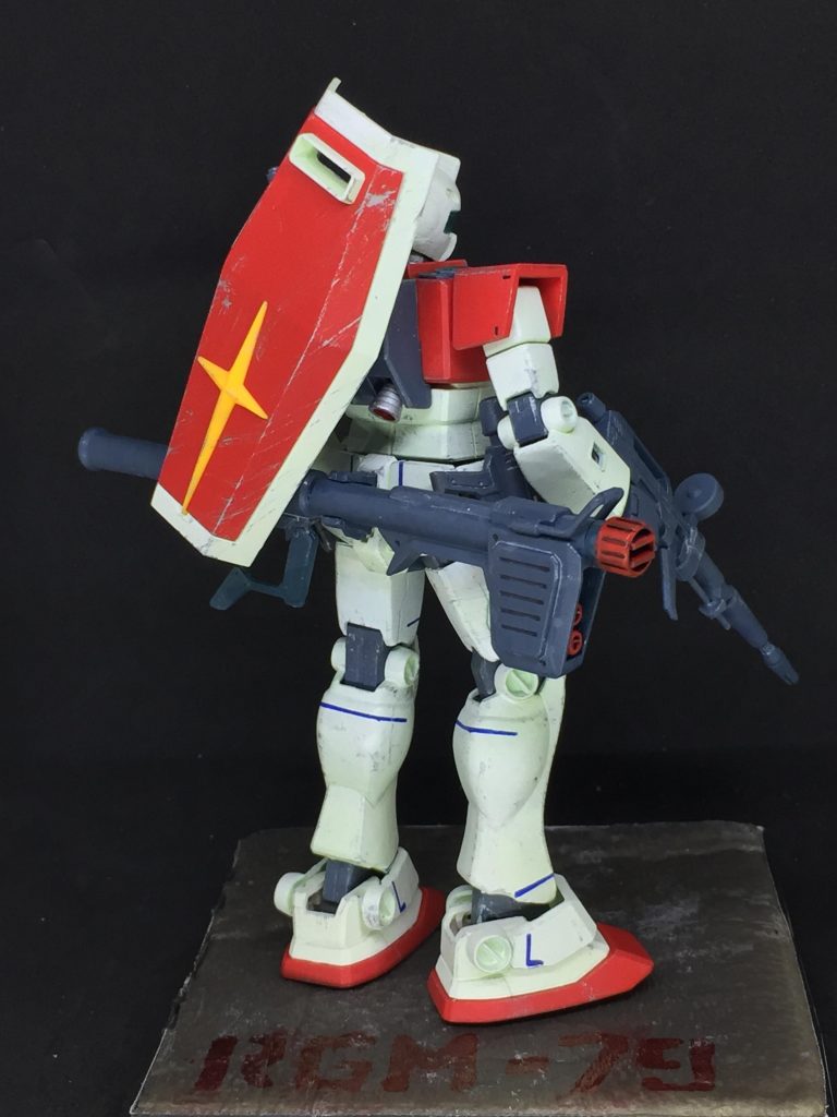 盾は謎の出っ張りを削りシンプルに