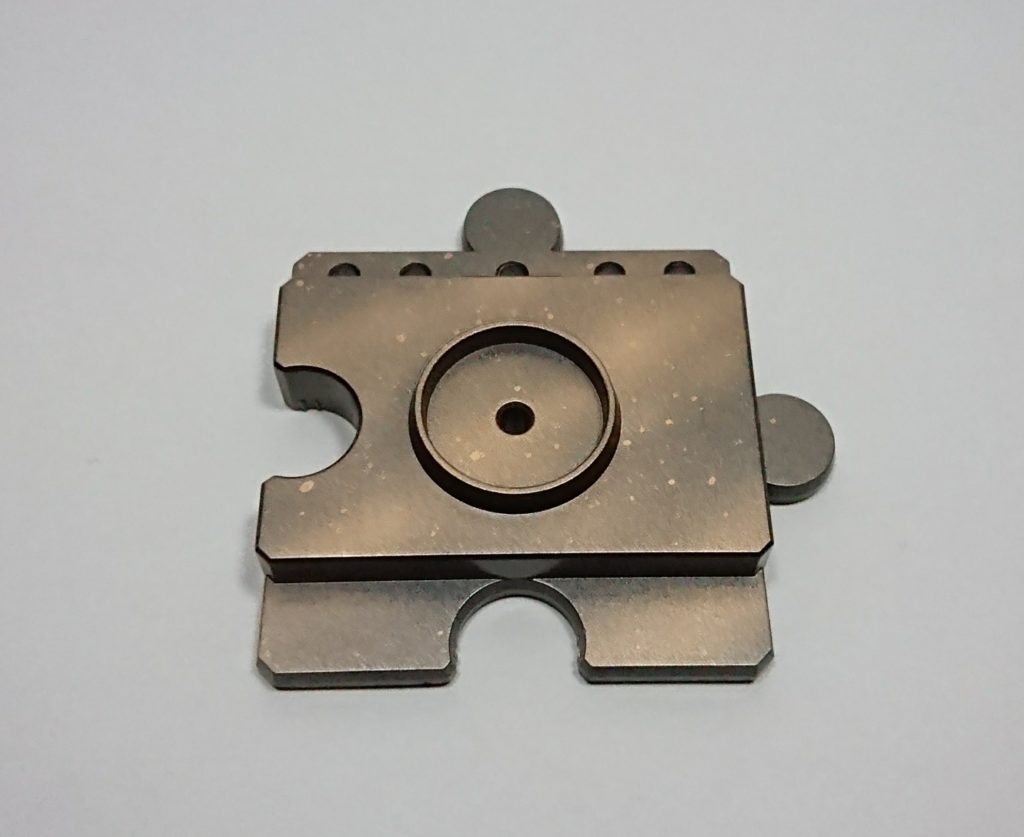 台座は、メタルブラック(青鉄色)を台座全体に吹き付け、乾いた後ゴールドでグラデーションっぽい模様を入れてみた。