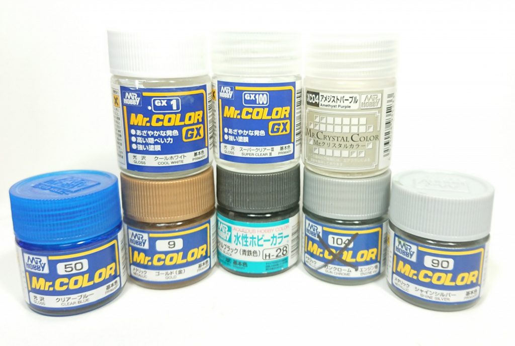 使用した塗料は
・Mr.Color クリアブルー
・Mr.Color ゴールド
・水性ホビーカラー 青鉄色
・Mr.Color ガンクローム
・Mr.Color シャインシルバー
・Mr.ColorGX クールホワイト
・Mr.ColorGX スーパークリアーⅢ
・Mr.Crystal color アメジストパープル
で、意外と多かった。
関節系は青鉄色とシャインシルバーを混ぜたモノを吹き付けていて、内側の元々白色だった部分にはシャインシルバーを吹き付けてる。