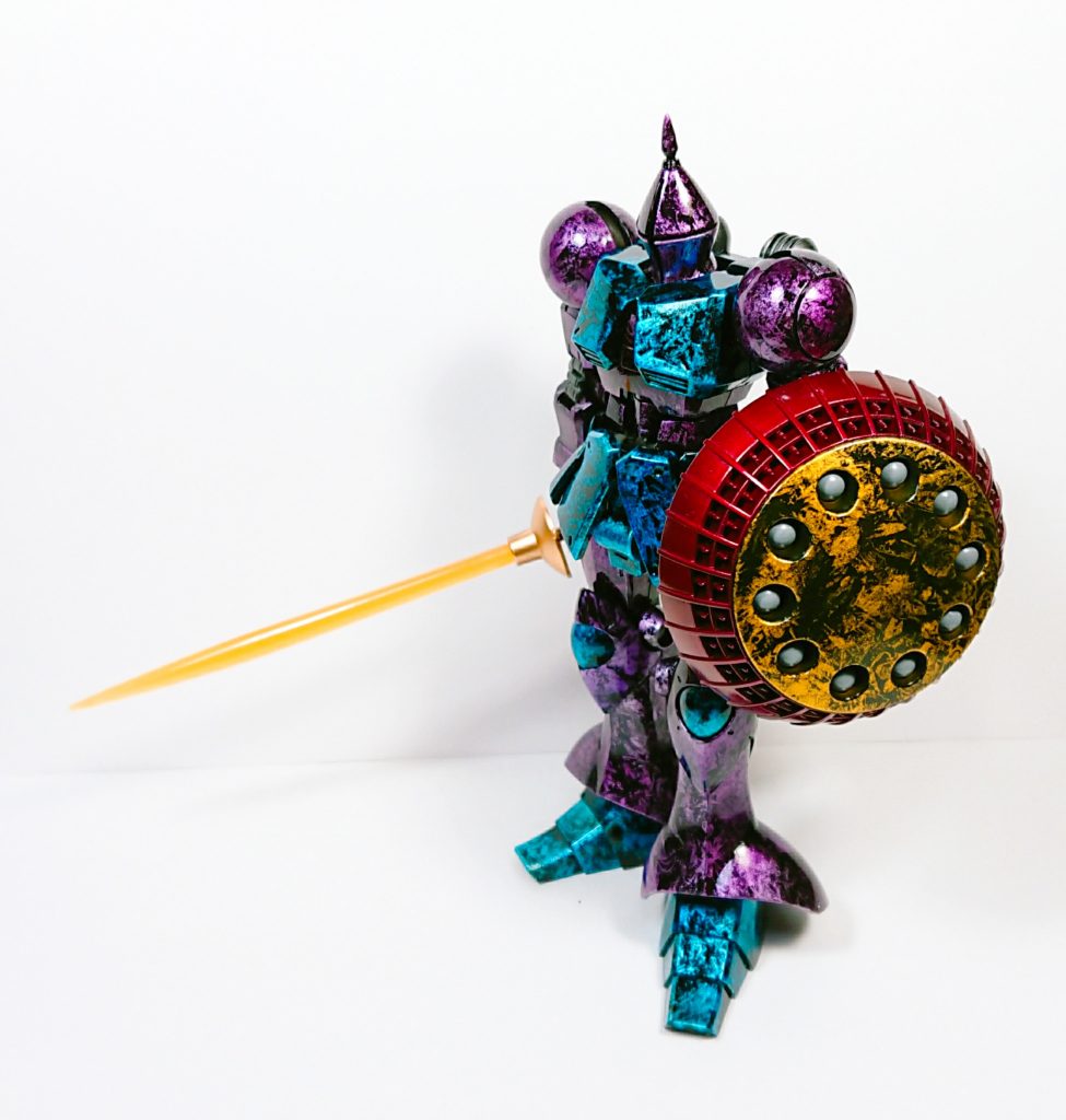 基本的にラップ塗装されている部分は下地に光沢のブラックを吹き付け、その上からラップにシルバーを吹き付けて下地の上からポンポン模様付けした感じ。
あとは色つきクリアーを吹き付けて完成。