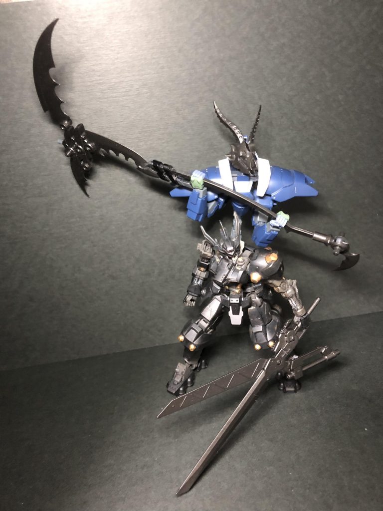 使用したキットは
本体がガンダムウヴァル
武器がMSGヘヴィウェポンユニット07スカルマサカー、ハイパーガンプラウェポンズのシザーソード
補助兵装が
頭→スカルマサカーのスカルヘッド
肩と腕→百錬の腰と腕
手→ガンダムグシオンの手
接続部→ガンダムバトルアームアームズ