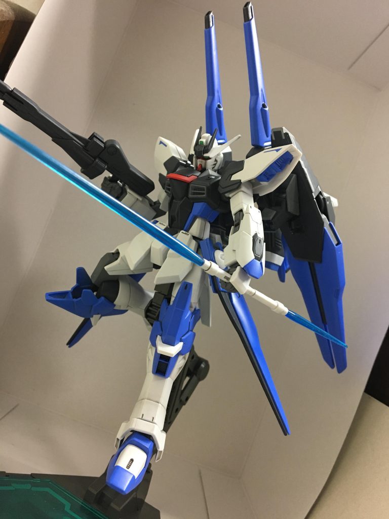 ビームサーベルのビームパーツはHi-νガンダムから流用。