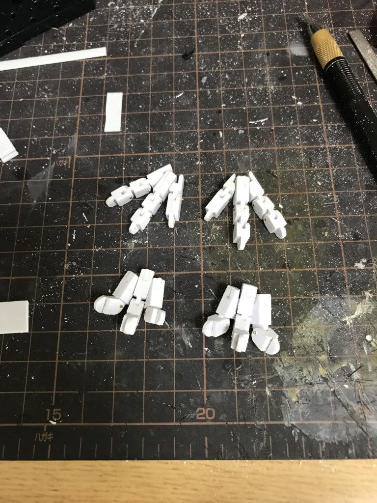 手足のマニピュレーター
プラ板の積層によりレール状構造を持つ板を作成してから、それを切り刻んで指のブロックを作成
ブロックの両端を丸めてから真鍮線を差し込んで連結