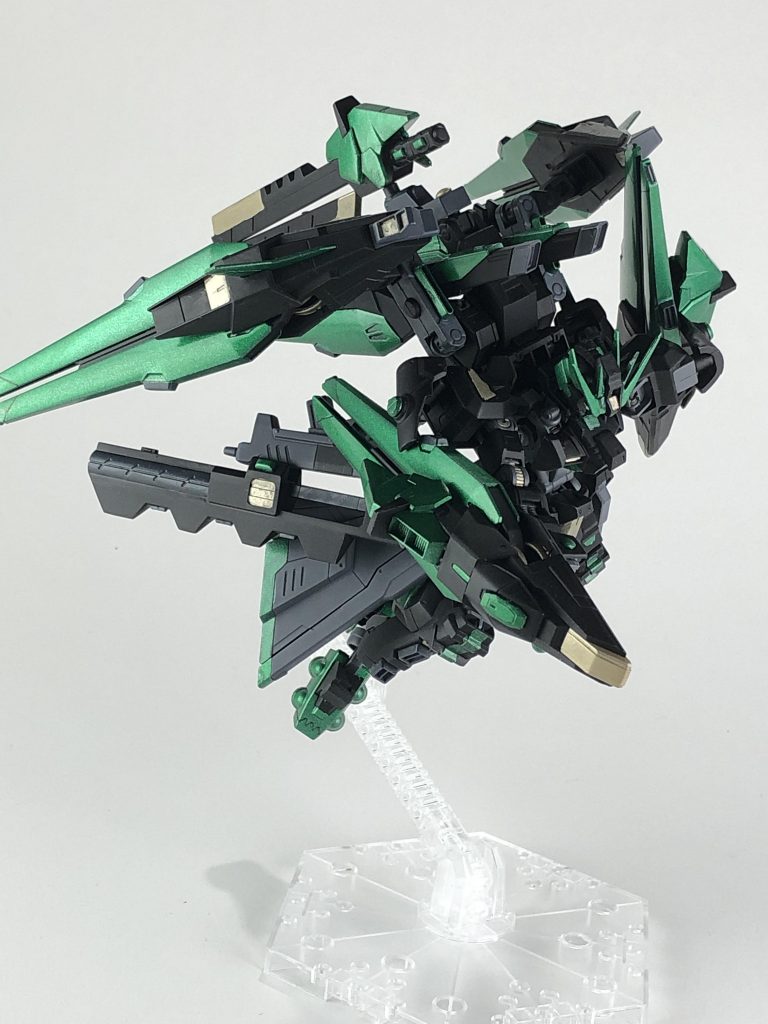 グリッターナックル・テンペスト。肩についているビーム発生装置を腕につけ、リアスカートに付いているバインダーを付けた状態で攻撃します。元よりビーム発生装置を介しているのでビームを流すことも出来、その場合は腕についているバーニアも使って打突を繰り出した場合、ビームマグナム以上の質量、威力になります。