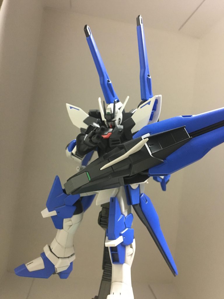 武装は個人的に好きなガンダムXディバイダーのビームマシンガンを装備。
マシンガンタイプと高出力タイプに変更可能という設定で、また背中のドラグーンもアメイジングストライクフリーダムの流れでシールドとして腕に装備可能です。