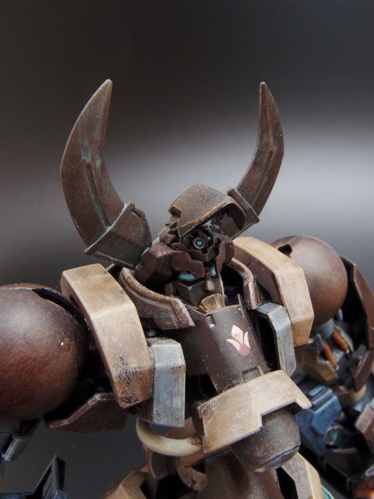 頭部に形状は異なるがヘルムヴィーゲと同様の電撃角を備える。
特徴的なフェイスは興行用のパーツを移植しており、双眼はカメラアイではなくサーチライト。額のガードを展開するとフレーム本来のセンサーが露出する。
ちいさな花を象ったエンブレムは搭乗者の素性と関係があるようだ。