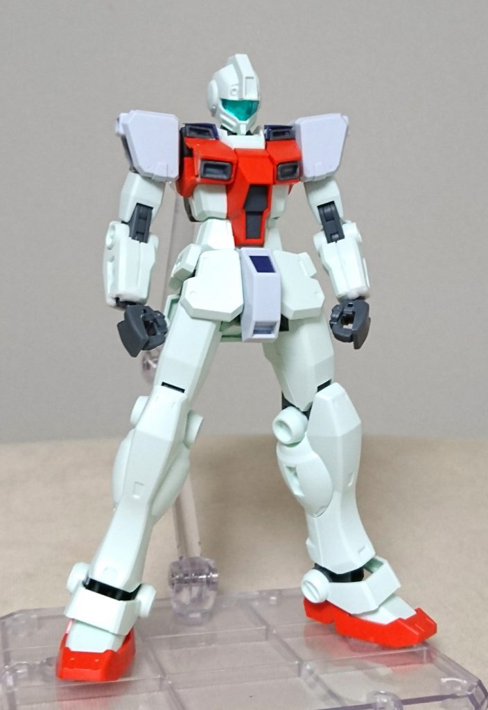 方とKOKAN、胴体ダクト類をジムスナイパーⅡから流用しました。
胴体赤いパーツを左右で、手首付け根のブロックを削って各部短縮しています。
