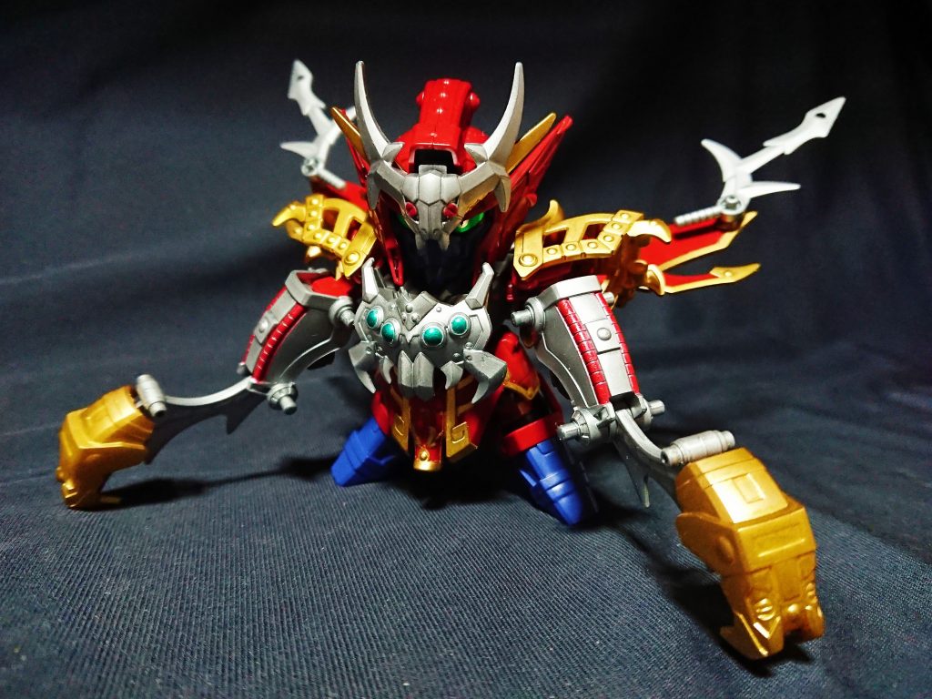 魔装形態
蚩尤の闇の力を鎧とし纏った姿。
横幅のボリュームがかなりあります。
特に氷毒爪鞭(腕)が重いため、肩間接の強化は必須。
