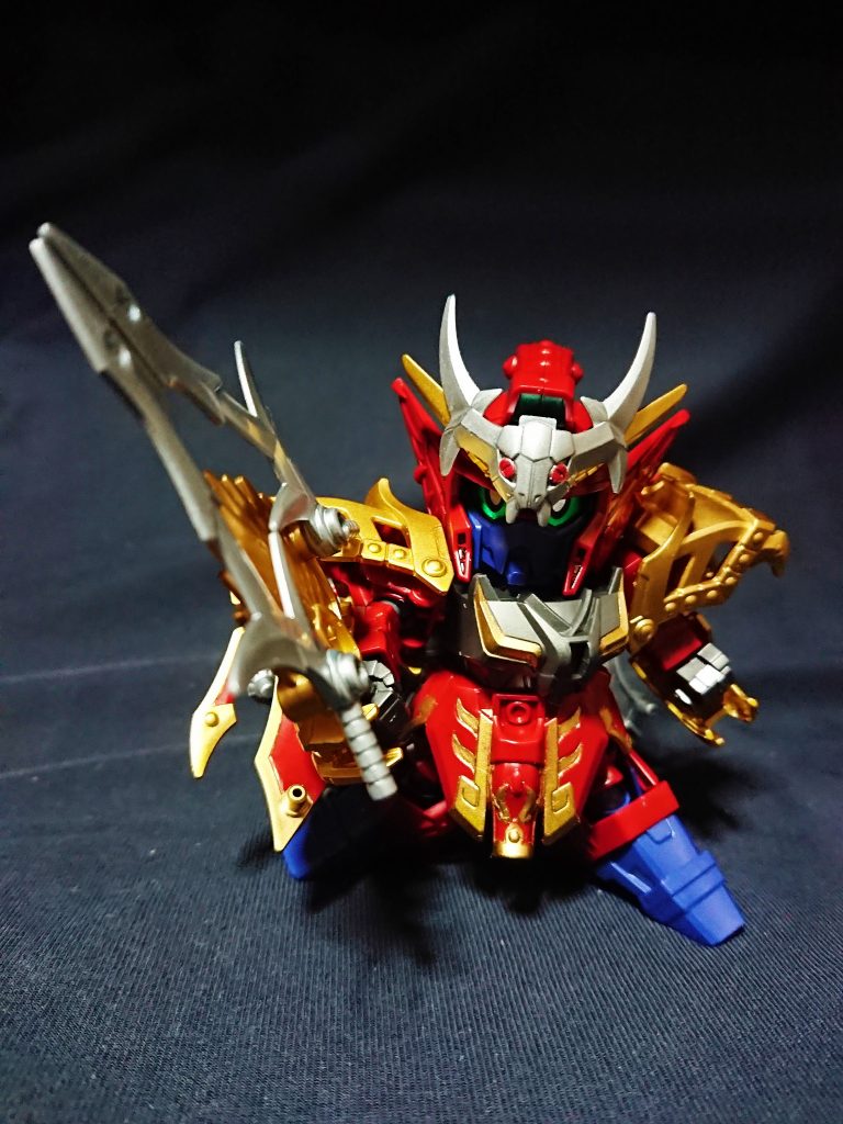武将形態
全体の間接部分を強化し、魔装形態時に腕が緩まないようにしています。
ただ腕の爪が可動の際にマントや肩に干渉するため、大きく動かすことができません。