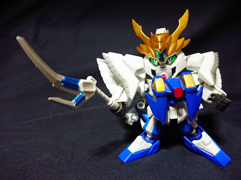 見た目からわかるように非常に可動箇所が狭く、ポージングがしづらい。
各部位をクスィーのカラーリング基準に変更し、太もも接続周辺を少し削り足を初期より開けるようにしました。